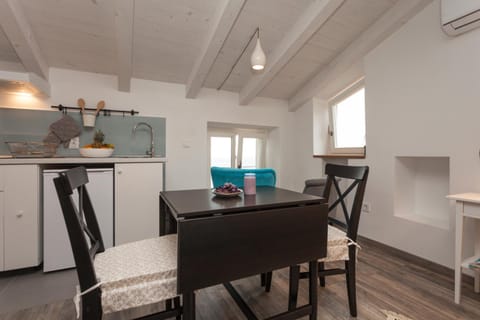 Kitchen or kitchenette, Decorative detail, Dining area