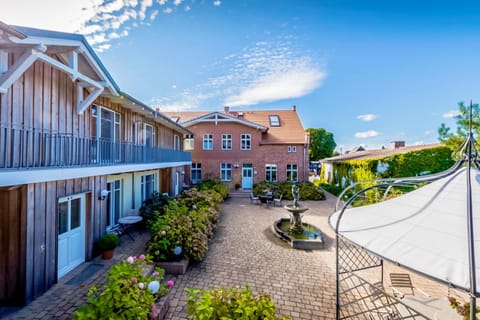 Property building, Patio, Balcony/Terrace