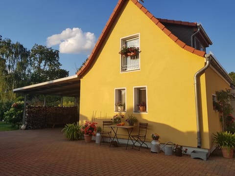 Facade/entrance, Garden, Balcony/Terrace