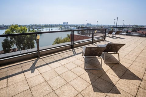 Property building, Day, Balcony/Terrace