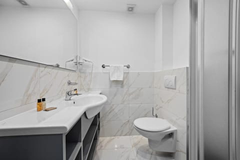 Shower, Toilet, Bathroom, towels