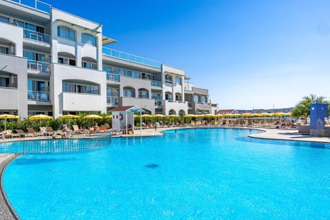 Property building, Day, Pool view, Swimming pool, sunbed