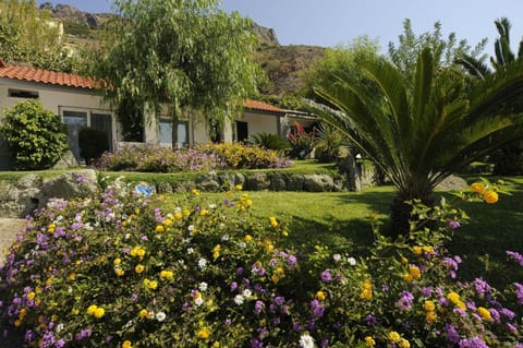 Property building, Day, Summer, Garden, Garden view, Mountain view