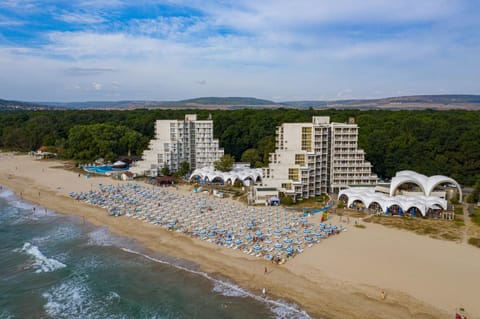 Property building, Day, Natural landscape, Beach, Sea view, sunbed