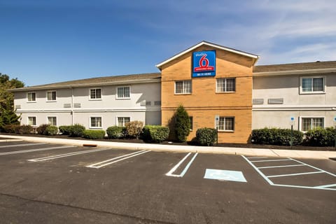 Studio 6-East Brunswick, NJ - NYC Area Hotel in East Brunswick