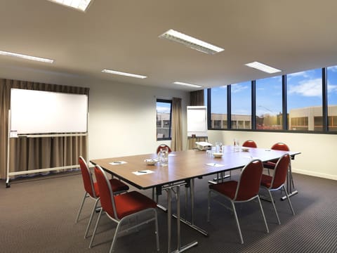 Day, Business facilities, Meeting/conference room