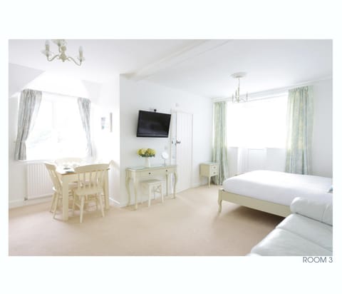 Shower, Toilet, TV and multimedia, Coffee/tea facilities, Kitchen or kitchenette, Seating area, Dining area, Bedroom