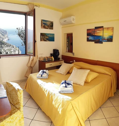 Photo of the whole room, Sea view