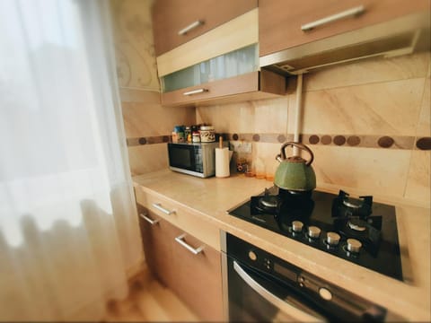 Coffee/tea facilities, Kitchen or kitchenette, stove