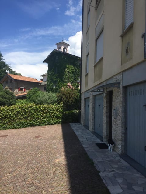 Facade/entrance, Neighbourhood