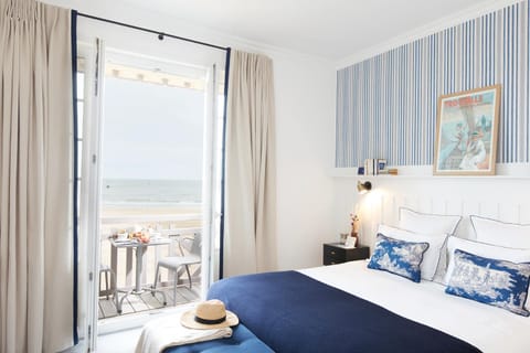 Bed, Balcony/Terrace, Photo of the whole room, Bedroom, Sea view