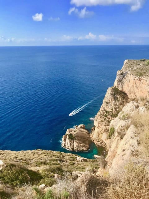 Nearby landmark, Off site, Neighbourhood, Natural landscape, Beach, Hiking