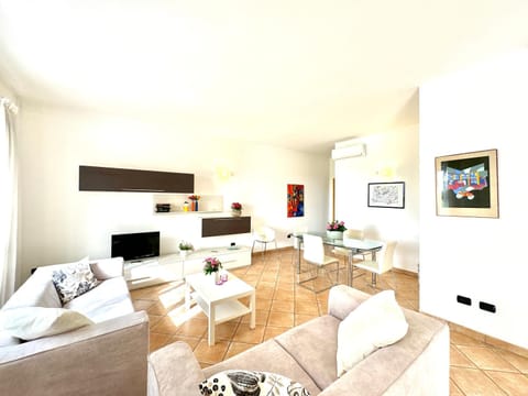 Living room, Seating area, Dining area, Evening entertainment, air conditioner