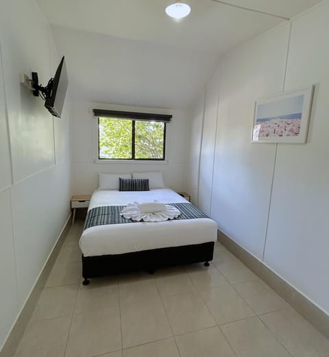 Bed, TV and multimedia, Bedroom