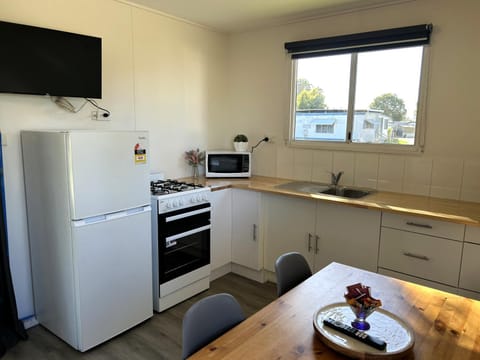 Kitchen or kitchenette, Dining area, oven, stove