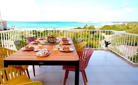 Patio, Day, Natural landscape, View (from property/room), Balcony/Terrace, Seating area, Dining area, Beach, Landmark view, Sea view