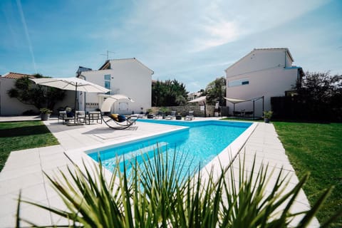 Property building, Day, Garden, Garden view, Swimming pool, sunbed