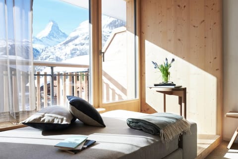 Bedroom, Mountain view