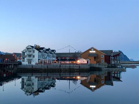 Property building, Restaurant/places to eat, Natural landscape, Lake view, Sea view