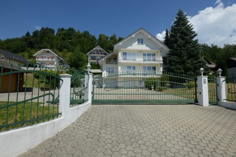 Facade/entrance, Garden, Balcony/Terrace, Mountain view