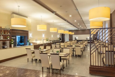 Restaurant/places to eat, Dining area, Breakfast, Lunch