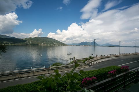 Balcony/Terrace, Lake view, Mountain view