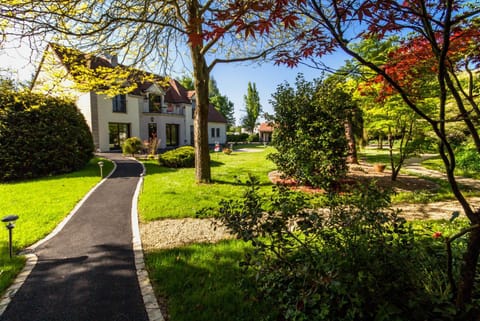 Property building, Spring, Day, Natural landscape, Garden, Garden view