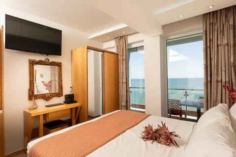 TV and multimedia, Balcony/Terrace, Living room, Photo of the whole room, Seating area, Sea view, wardrobe