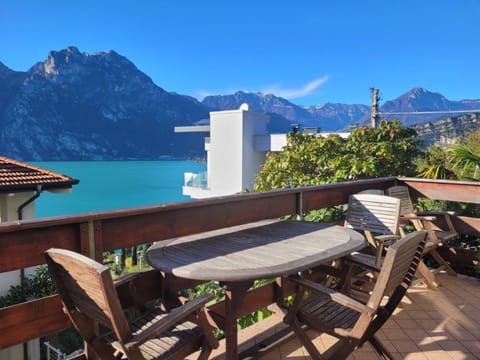 Patio, Natural landscape, View (from property/room), Balcony/Terrace, Dining area, Lake view, Mountain view