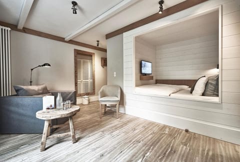 Bed, TV and multimedia, Living room, Photo of the whole room, Seating area, Bedroom