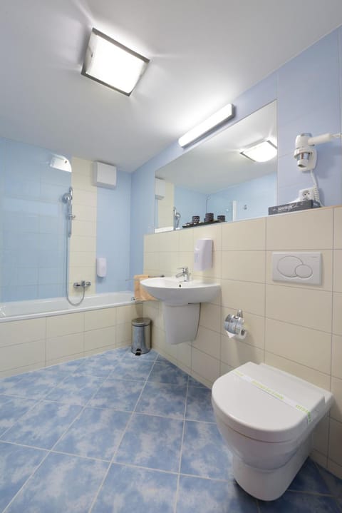 Shower, Toilet, Property building, Staff, Staff, Communal lounge/ TV room, Bathroom, View (from property/room), Balcony/Terrace, Lobby or reception, Food and drinks, Decorative detail, Pets, Street view