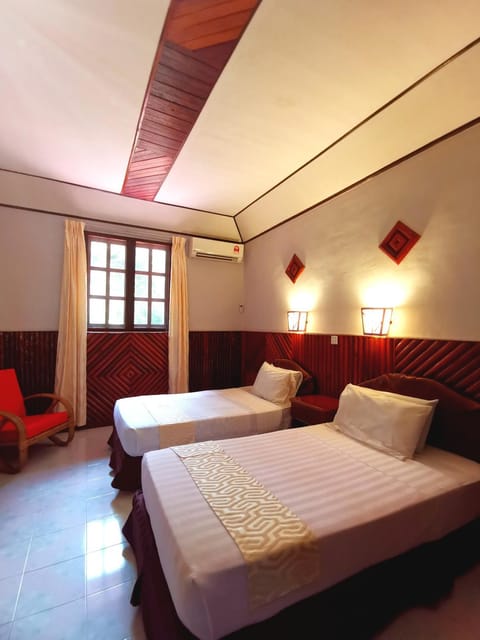 Bed, Photo of the whole room, Seating area, Bedroom, air conditioner