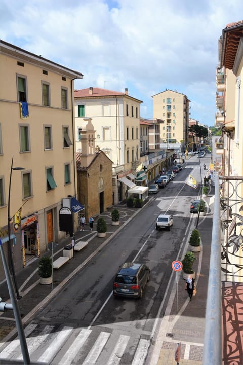 Day, Neighbourhood, Balcony/Terrace, City view, Street view, Location