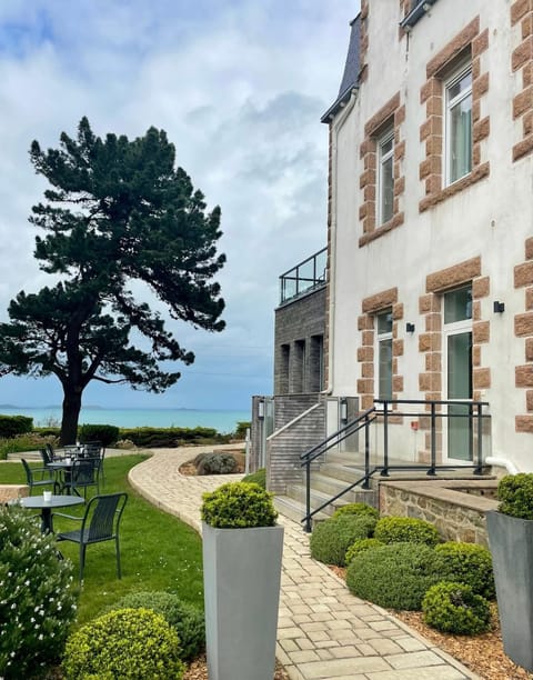 Property building, Facade/entrance, Natural landscape, Garden, Garden view, Sea view