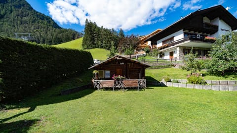 Garden, Photo of the whole room, Garden view