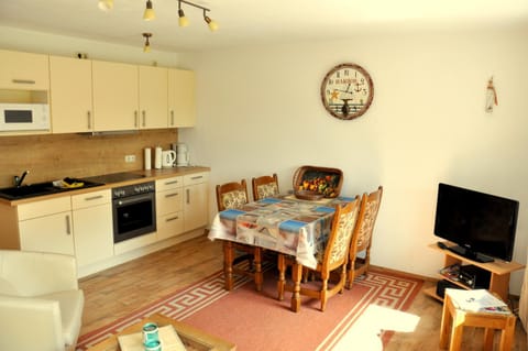 Communal lounge/ TV room, Living room, Dining area