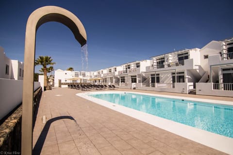 Day, Pool view, Swimming pool, sunbed