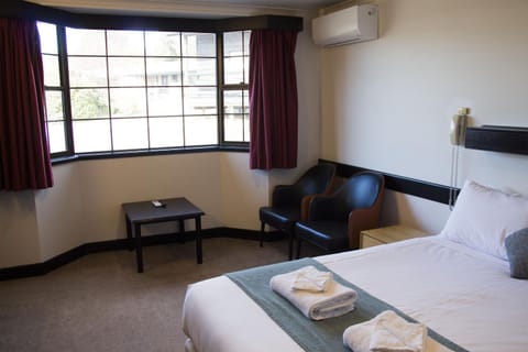 Bed, Seating area, air conditioner