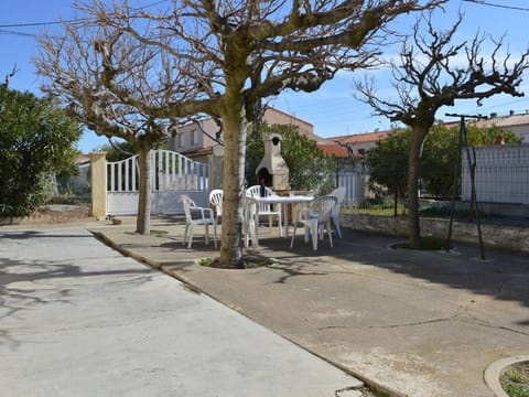 Villa 5 pièces avec annexe, proche plage et commerces, terrasse et parking, SAINT PIERRE LA MER - FR-1-229D-209 House in Fleury