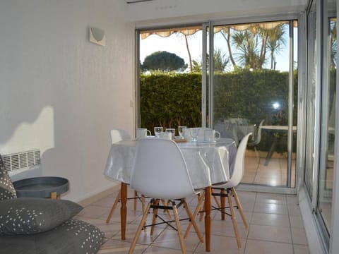 Appartement T2 en Rez-de-Chaussée avec Terrasse et Parking à Saint-Cyprien - FR-1-225D-472 Apartment in Saint-Cyprien