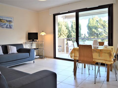 Appartement T3 lumineux avec terrasse, climatisation, garage et Wifi à 2 pas des plages - Cavalaire - FR-1-226B-34 Apartment in Cavalaire-sur-Mer