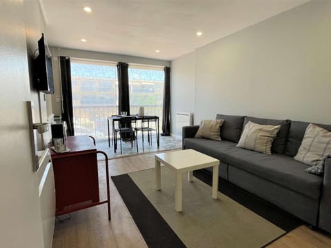 Studio 4 pers à 2 min de la plage avec TV écran plat, Wifi, proches commerces - FR-1-229C-4 Apartment in Port-la-Nouvelle