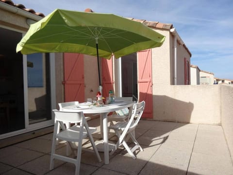 Maison à Saint Pierre la Mer avec Terrasse et Piscine 2 Étoiles - FR-1-229D-541 House in Fleury