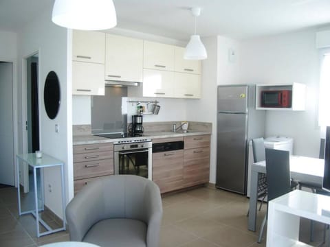 Appartement Moderne avec Terrasse, Parking et Clim au Lavandou - 4 Couchages - FR-1-251-122 Apartment in Le Lavandou