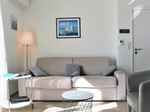 Appartement Moderne avec Terrasse, Parking et Clim au Lavandou - 4 Couchages - FR-1-251-122 Apartment in Le Lavandou