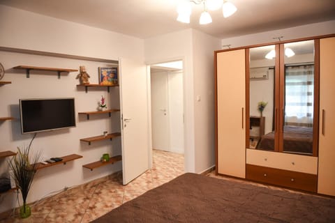 Chic Apartment Near City Center Condo in Cluj-Napoca