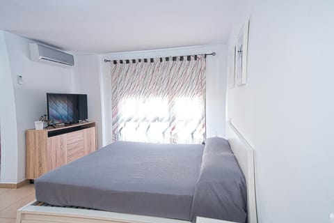 Bed, TV and multimedia, air conditioner