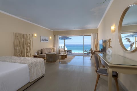 Bed, Living room, Photo of the whole room, Bedroom, Sea view