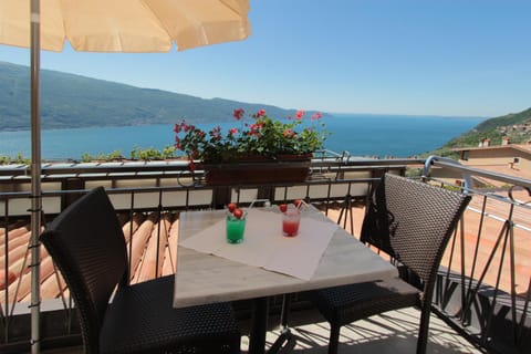 Balcony/Terrace, Lake view, Mountain view