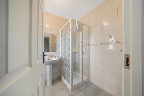 Shower, Bathroom, towels